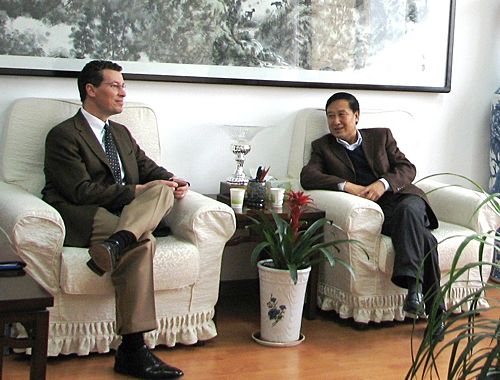 赛默飞世尔科技全球高级副总裁赫瑞马先生（左一）拜访陕西