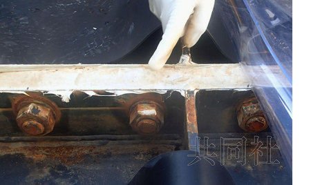 东京电力公司20日公布调查结果，福岛第一核电站发生污水泄漏的储罐的底部螺栓出现松动。照片由东电提供。
