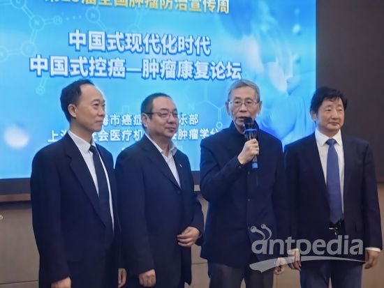 图：胡锦星理事长(右二)、余金明教授(右一)、赵锋博士(左一)、王文平副会长出席启动仪式。